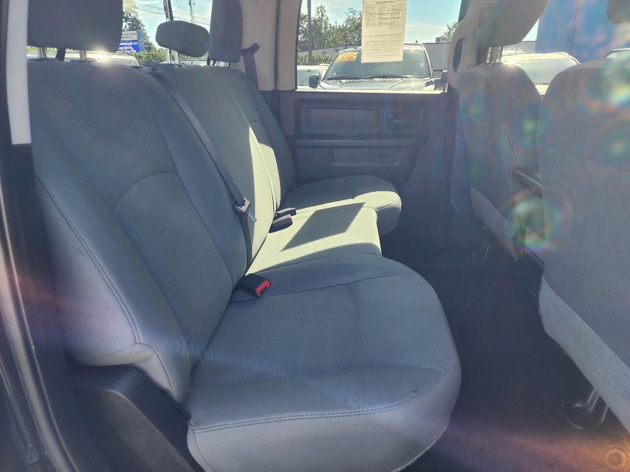 RAM 1500 4WD Crew Cab 140.5" Express 2015