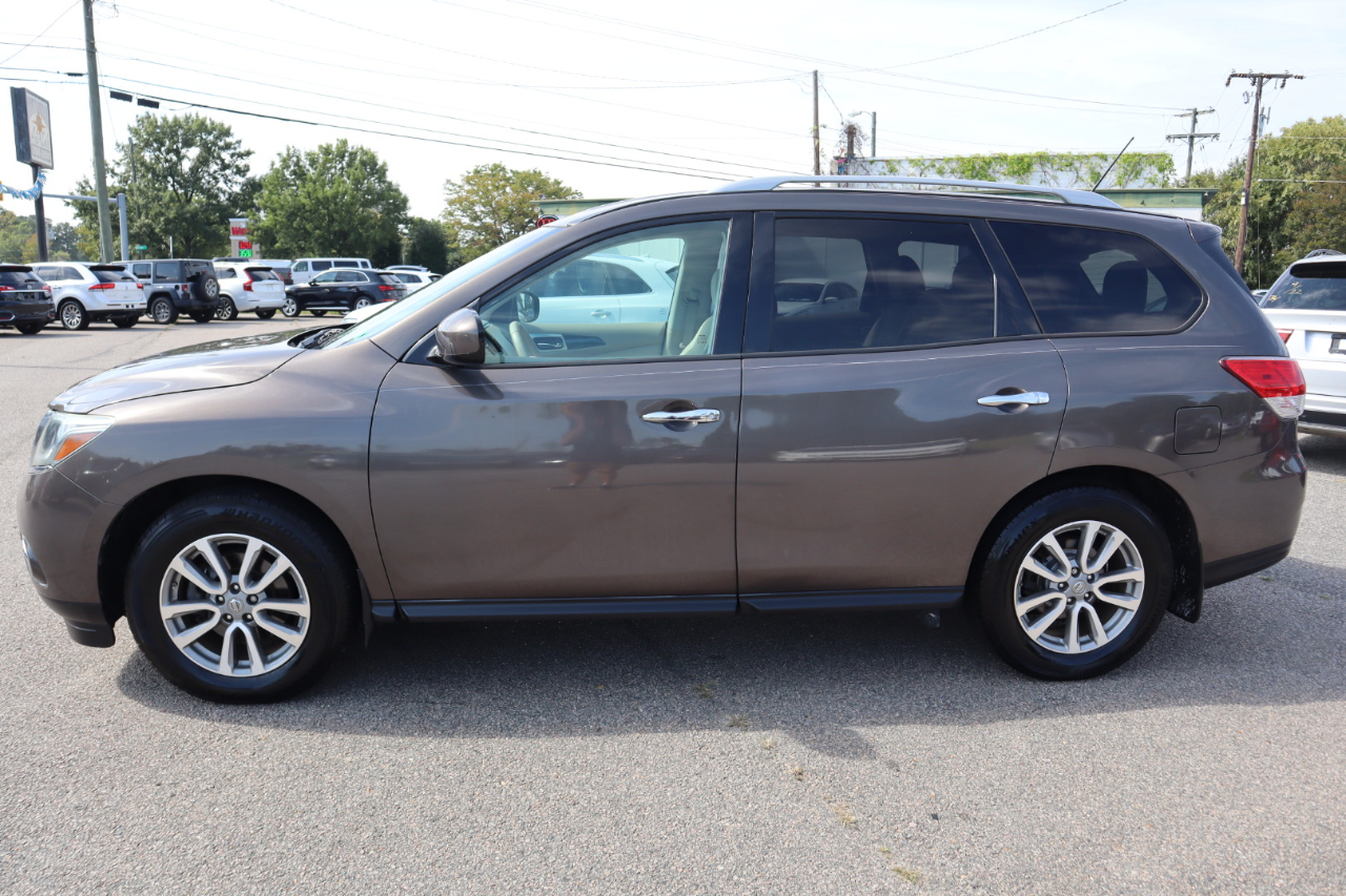 2015 Nissan Pathfinder SV photo 2