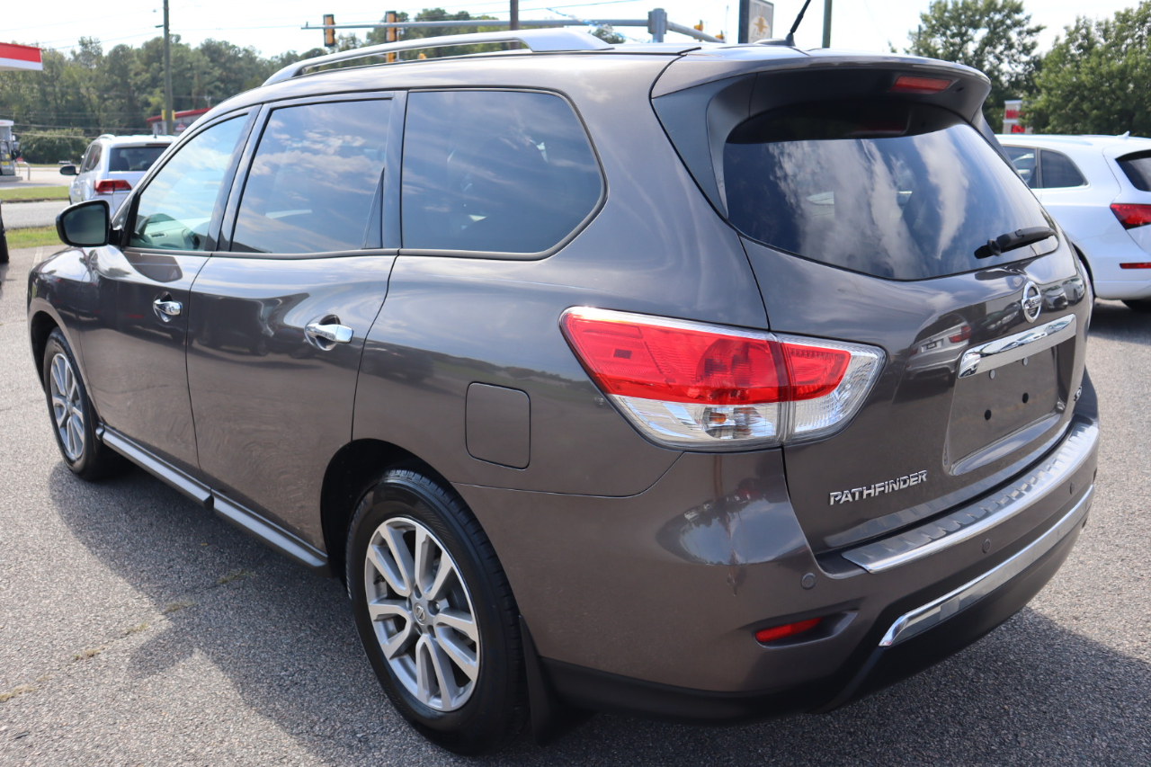 2015 Nissan Pathfinder SV photo 3
