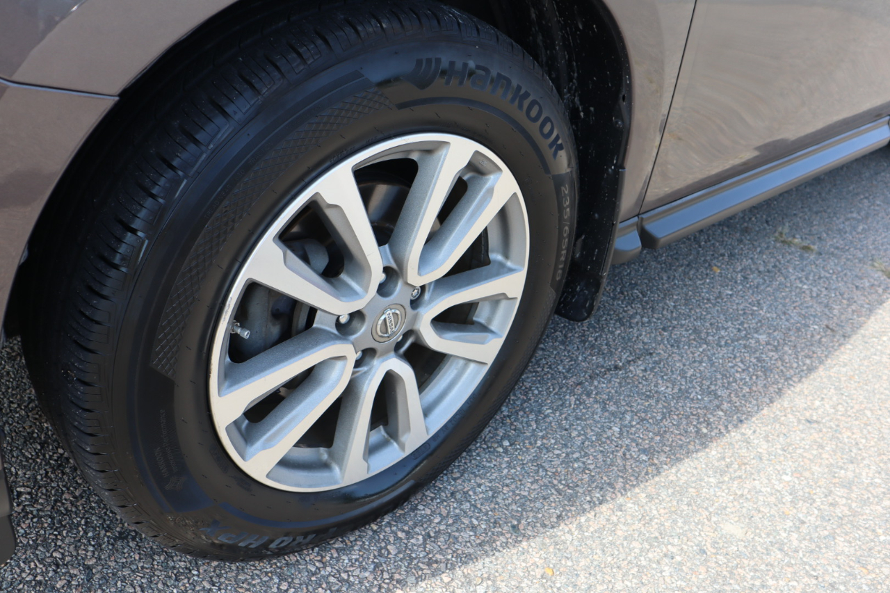 2015 Nissan Pathfinder SV photo 11