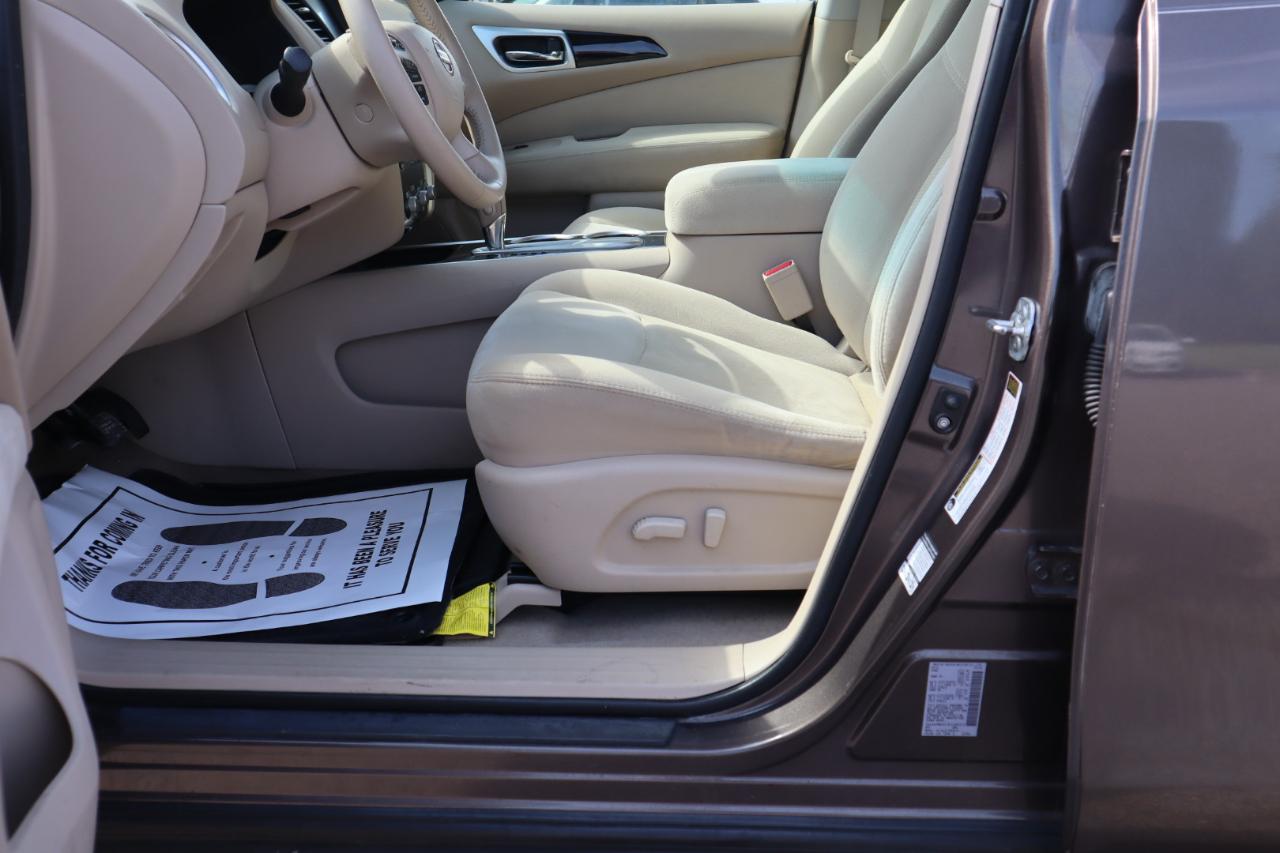2015 Nissan Pathfinder SV photo 12