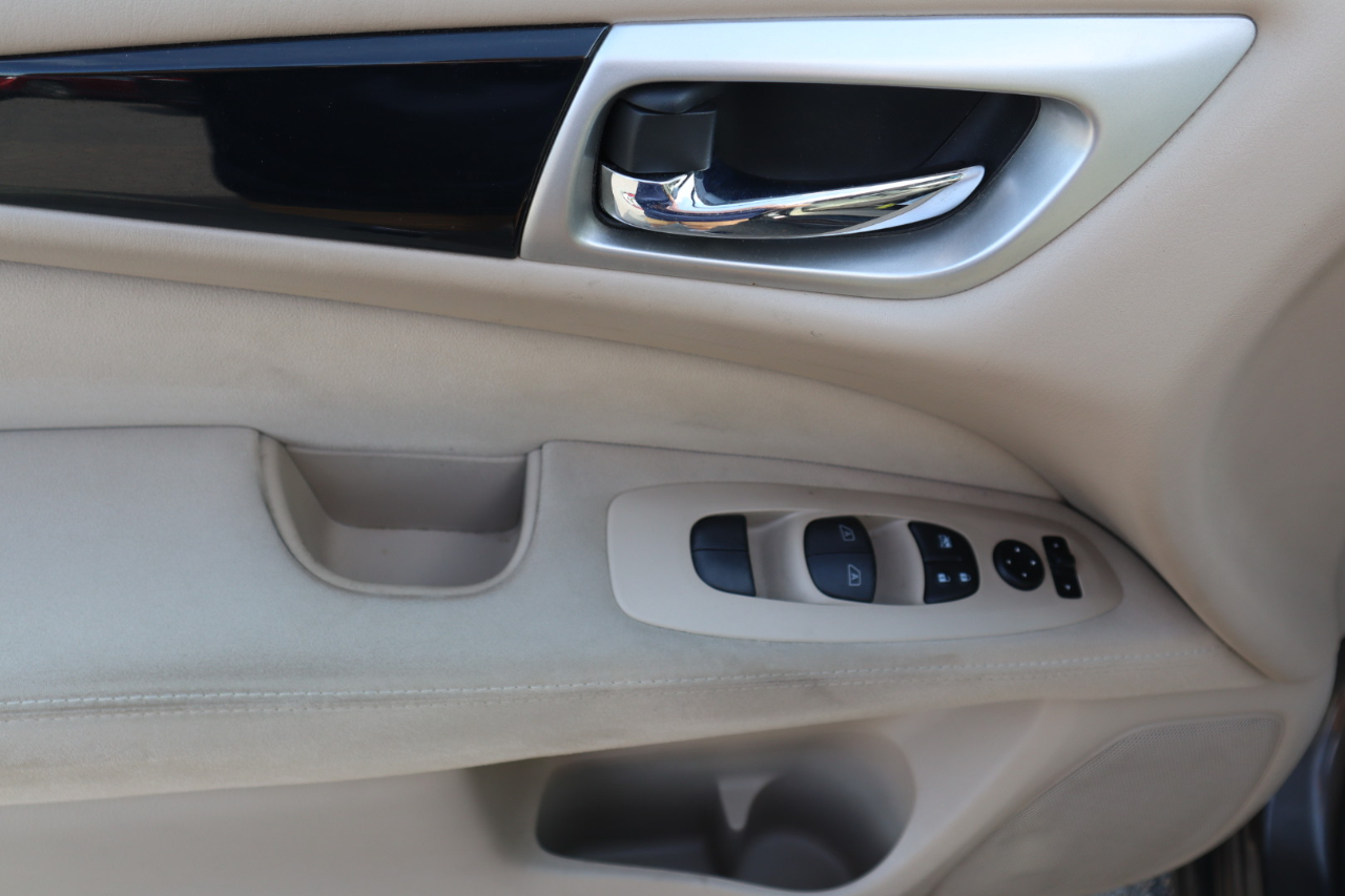 2015 Nissan Pathfinder SV photo 13