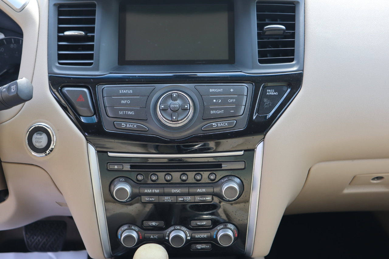 2015 Nissan Pathfinder SV photo 16