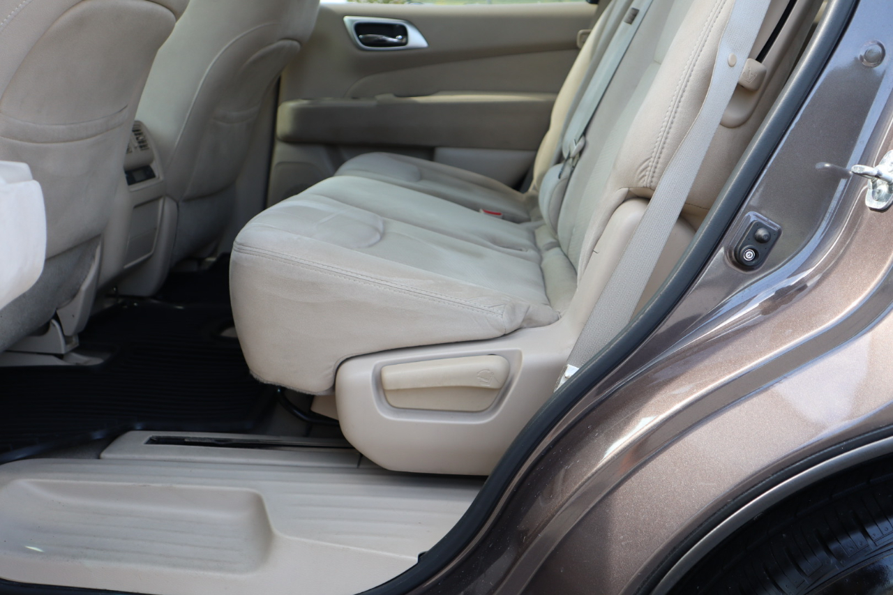 2015 Nissan Pathfinder SV photo 18