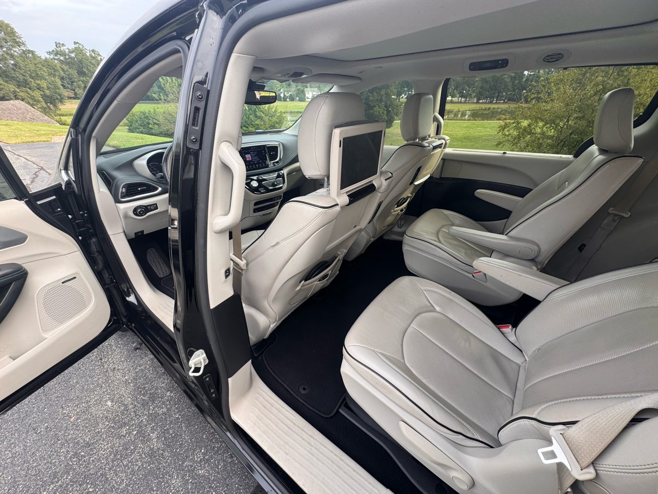 2018 Chrysler Pacifica Hybrid Limited photo 18