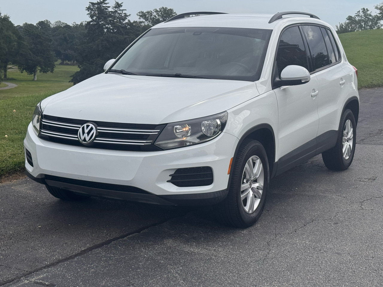 2016 Volkswagen Tiguan R-Line SEL photo 2