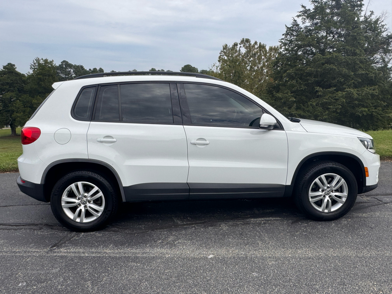2016 Volkswagen Tiguan R-Line SEL photo 28