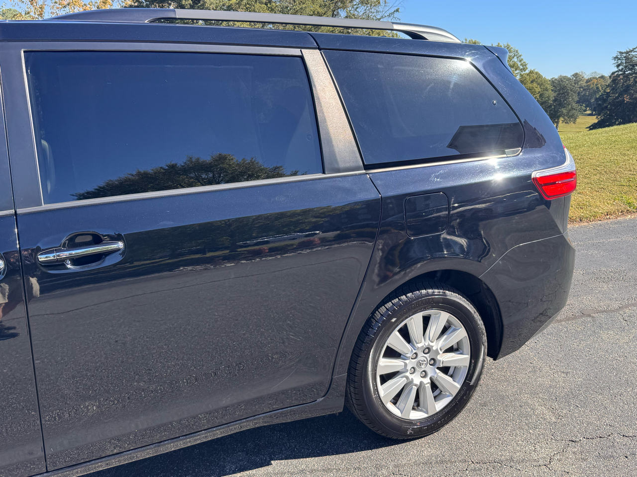 Toyota Sienna 5dr 7-Pass Van Ltd FWD (Natl) 2017 Toyota Sienna 5dr 7-Pass Van Ltd FWD (Natl) 2017
