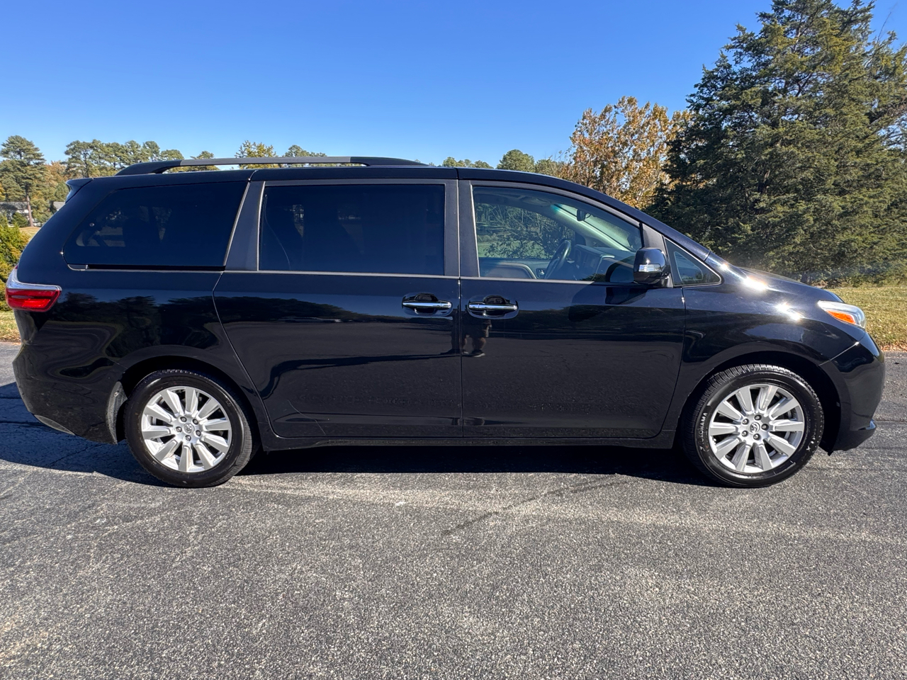 Toyota Sienna 5dr 7-Pass Van Ltd FWD (Natl) 2017 Toyota Sienna 5dr 7-Pass Van Ltd FWD (Natl) 2017