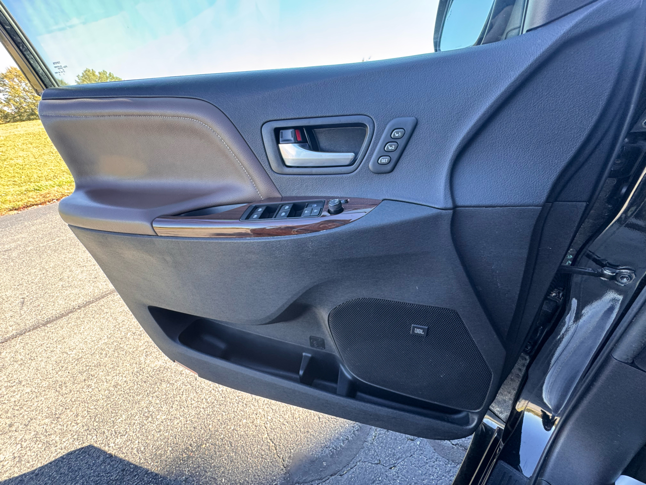 Toyota Sienna 5dr 7-Pass Van Ltd FWD (Natl) 2017 Toyota Sienna 5dr 7-Pass Van Ltd FWD (Natl) 2017