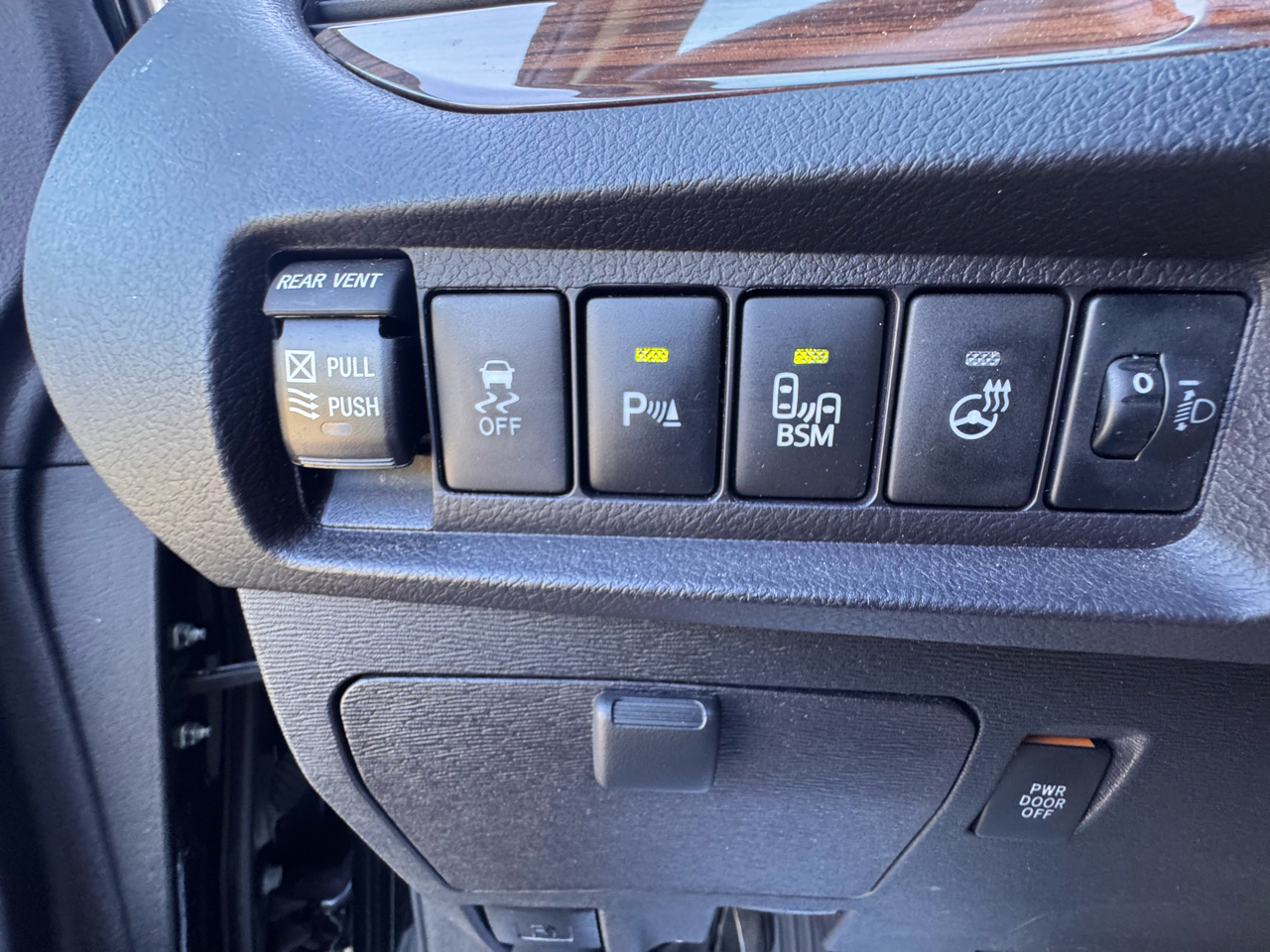 Toyota Sienna 5dr 7-Pass Van Ltd FWD (Natl) 2017 Toyota Sienna 5dr 7-Pass Van Ltd FWD (Natl) 2017