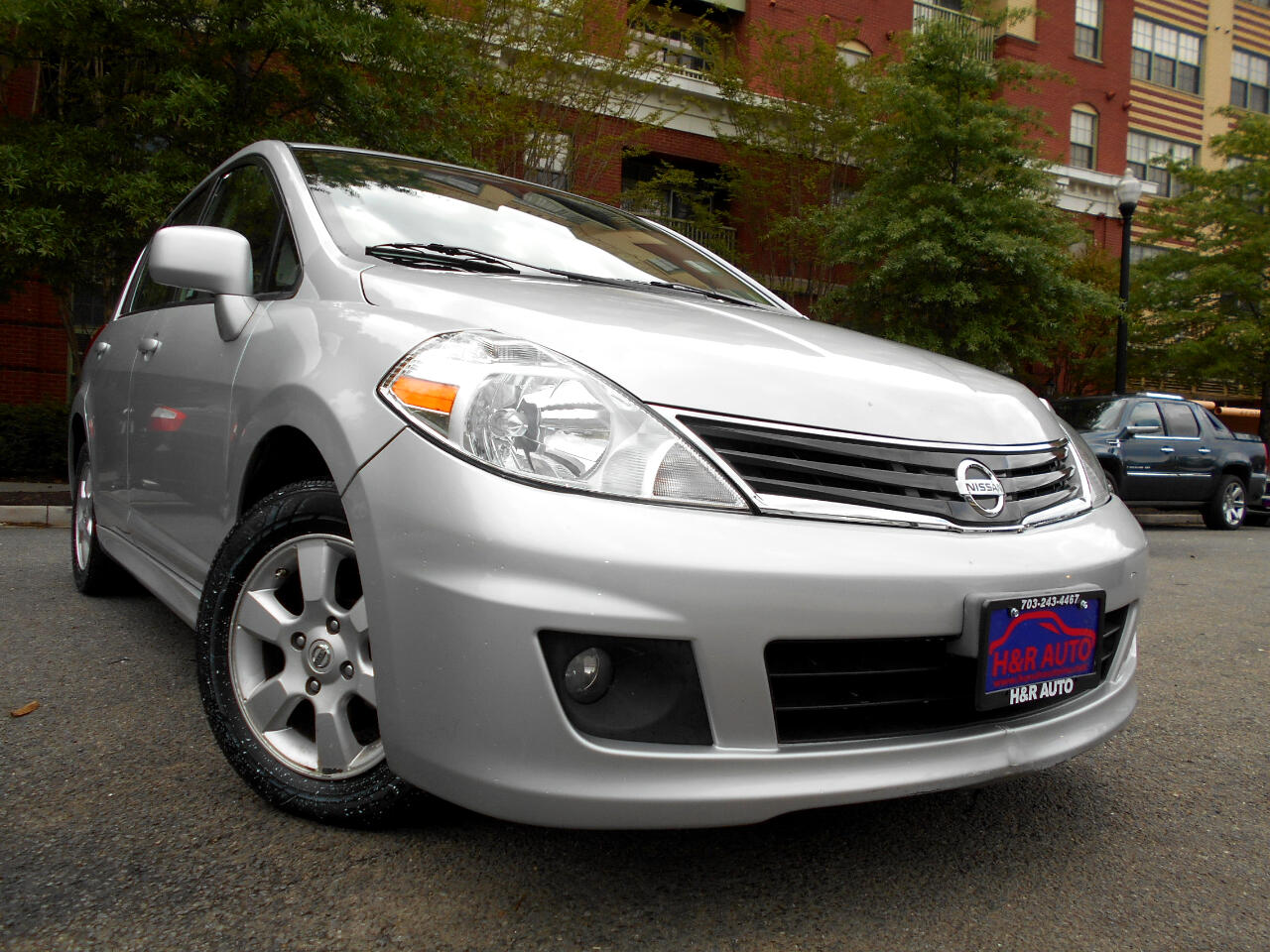 Used 2011 Nissan Versa 5dr HB I4 CVT 1.8 SL for Sale in Arlington VA 22201 H&R Auto