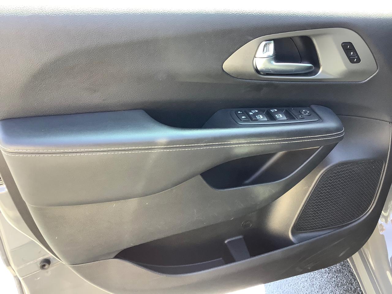Chrysler Pacifica Select 2025