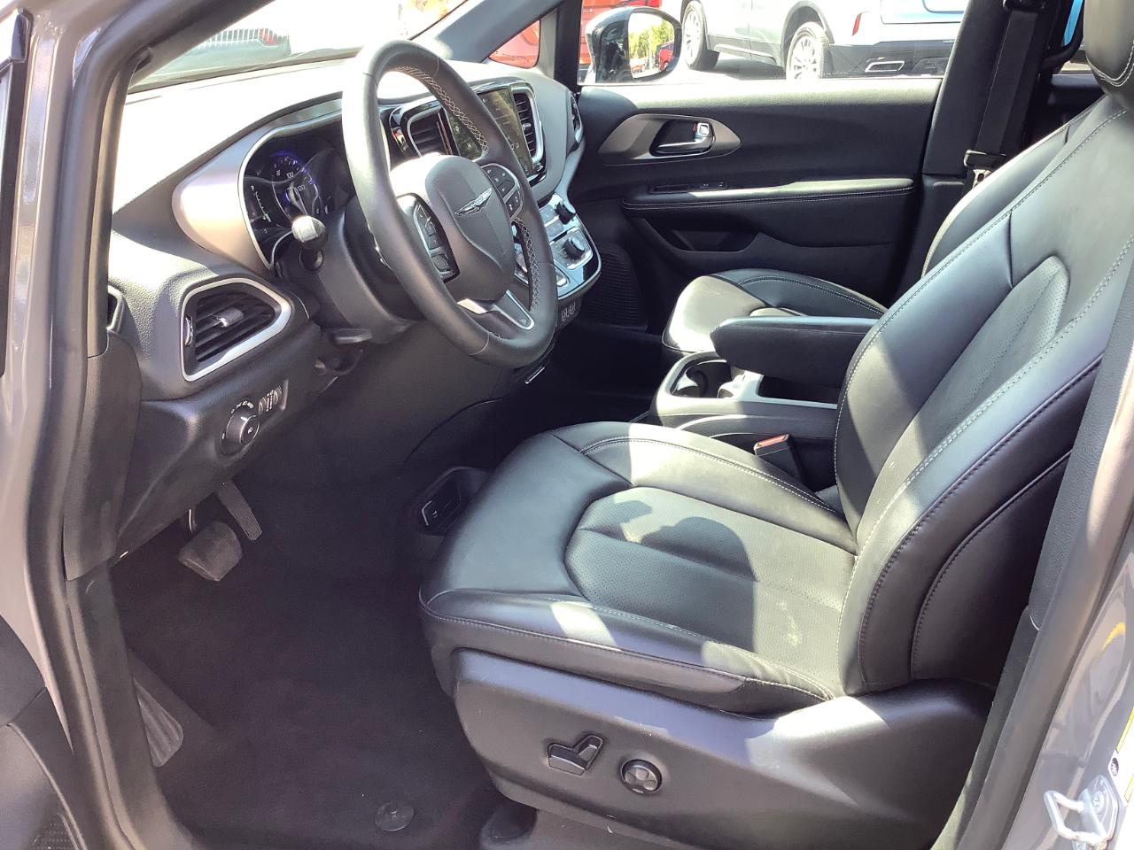 Chrysler Pacifica Select 2025